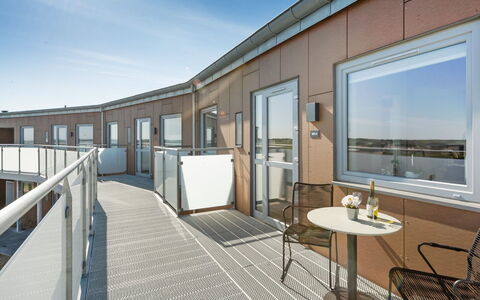 Aiana - 250M from the Sea: Pavimento, Materiale Composito, Appartamento, Color Legno, Latifoglie, Bicchiere, Balcone, Illuminazione Diurna, Pavimento In Legno, Alluminio
