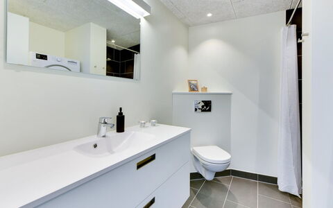 Aiana - 250M from the Sea: Pavimentazione, Pavimento, Interior Design, Idraulico Fixture, Mobiletto Del Bagno, Soffitto, Lavandino Del Bagno, Bagno, Idraulico, Lavello