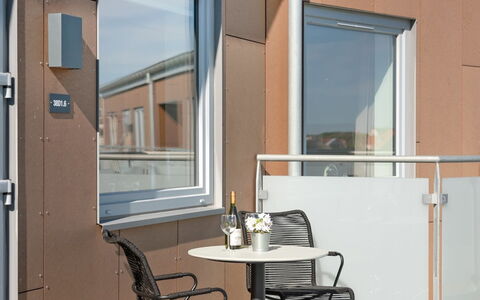 Aiana - 250M from the Sea: Pavimento, Materiale Composito, Appartamento, Bicchiere, Metallo, Color Legno, Balcone, Latifoglie, Alluminio, Illuminazione Diurna