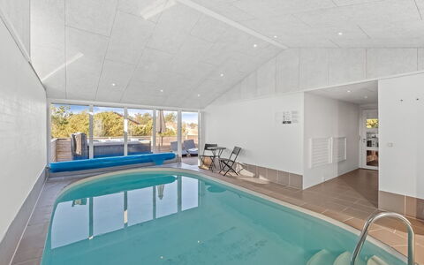 Bela - from the Sea: Soffitto, Pavimentazione, Pavimento, Interior Design, Materiale Composito, Piscina, Design, Shade, Latifoglie, Illuminazione Diurna