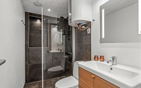 Bela - from the Sea: Idraulico Fixture, Bagno, Pavimentazione, Pavimento, Toilet Seat, Gabinetto, Lavello, Interior Design, Mobiletto Del Bagno, Lavandino Del Bagno