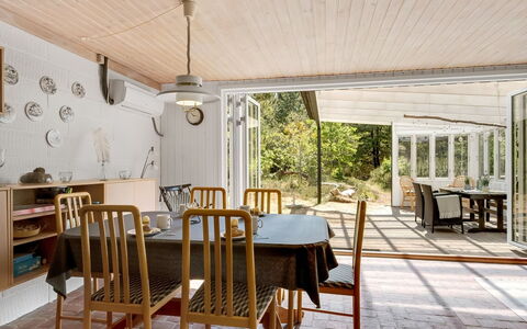 Mirva - 800M to the Fjord: Mobilia, Interior Design, Legna, Soffitto, Pavimentazione, Pavimento, Cucina & Sala Da Pranzo Tavolo, Sedia, Lampada, Sala Da Pranzo