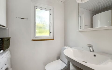Mirva - 800M to the Fjord: Parete, Idraulico Fixture, Pavimentazione, Legna, Pavimento, Gabinetto, Toilet Seat, Bagno, Lavello, Lavandino Del Bagno