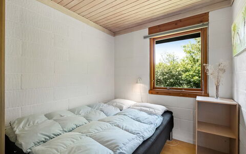 Mirva - 800M to the Fjord: Parete, Legna, Interior Design, Pavimentazione, Camera Da Letto, Soffitto, Pavimento, Letto, Camera, Lenzuolo