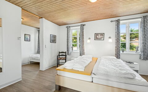 Urte - from the Sea: Legna, Casa, Camera Da Letto, Casa, Letto, Telaio Del Letto, Bedding, Villetta, Lenzuolo, Finestra A Ghigliottina