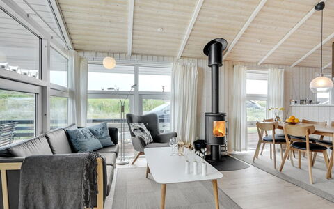 Fejzo - 700M to the Fjord: Mobilia, Interior Design, Sedia, Pavimentazione, Tavolo, Ricorrere, Pavimento, Soffitto, Camera, Eco Hotel