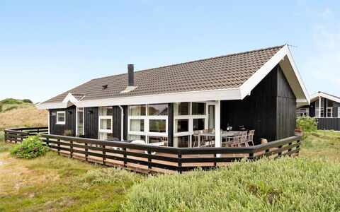 Fejzo - 700M to the Fjord: Mobilia, Interior Design, Sedia, Pavimentazione, Tavolo, Ricorrere, Pavimento, Soffitto, Camera, Eco Hotel