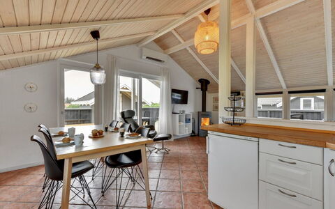 Solbritt - 330M to the Fjord: Arbusto, Urban Design, Groundcover, Brick, Appartamento, Estate, Muratura, Balcone, Landscaping