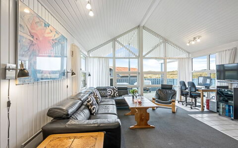 Gottfreda - 330M to the Fjord: Soffitto, Casa, Interior Design, Villetta, Divano, Soggiorno, Lampada, Latifoglie
