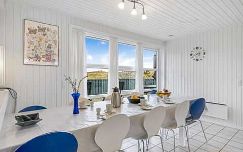 Gottfreda - 330M to the Fjord: Interior Design, Soffitto, Mobilia, Pavimentazione, Casa, Tavolo, Cucina & Sala Da Pranzo Tavolo, Lampada, Sala Da Pranzo, Pavimento