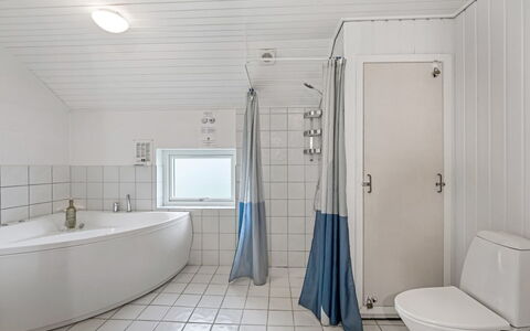 Gottfreda - 330M to the Fjord: Idraulico Fixture, Pavimentazione, Pavimento, Bagno, Interior Design, Soffitto, Idraulico, Piastrella, Materiale Composito, Rubinetto