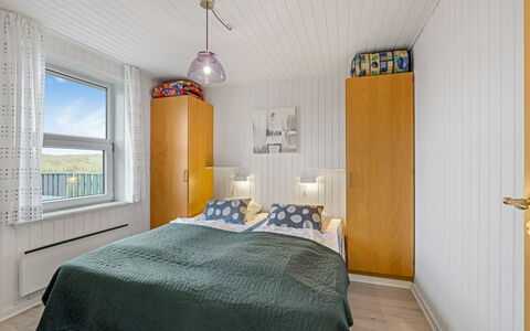 Gottfreda - 330M to the Fjord: Camera Da Letto, Letto, Legna, Lenzuolo, Interior Design, Bedding, Soffitto, Pavimento, Pavimentazione, Telaio Del Letto