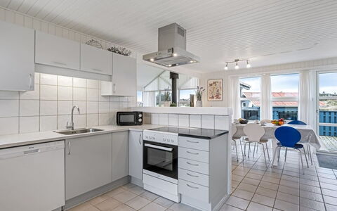 Gottfreda - 330M to the Fjord: Cucina, Pavimento, Appartamento, Controsoffitto, Apparecchio Major, Cabinetry, Elettrodomestico Da Cucina, Lavello, Piastrella, Elettrodomestico