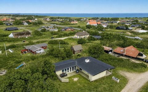 Yorik - 800M from the Sea: Arbusto, Urban Design, Groundcover, Brick, Appartamento, Estate, Muratura, Balcone, Landscaping