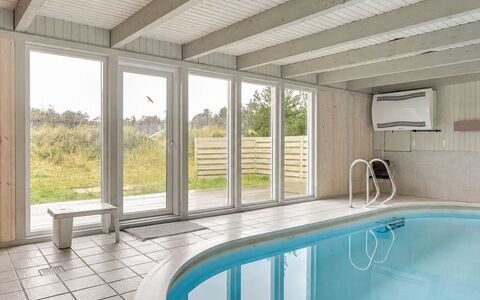 Yorik - 800M from the Sea: Arbusto, Urban Design, Groundcover, Brick, Appartamento, Estate, Muratura, Balcone, Landscaping