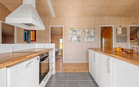 Hjalma - from the Sea: Cucina, Pavimentazione, Legna, Controsoffitto, Pavimento, Pavimento In Legno, Interior Design, Elettrodomestico Da Cucina, Soffitto, Cabinetry