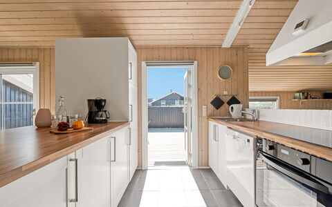 Hjalma - from the Sea: Pavimentazione, Legna, Pavimento, Cucina, Controsoffitto, Pavimento In Legno, Interior Design, Cabinetry, Soffitto, Mobilia