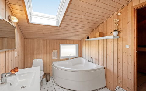 Hjalma - from the Sea: Idraulico Fixture, Pavimentazione, Pavimento, Interior Design, Legna, Vasca Da Bagno, Soffitto, Bagno, Idraulico, Rubinetto