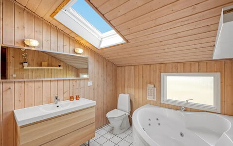 Hjalma - from the Sea: Idraulico Fixture, Pavimentazione, Interior Design, Legna, Pavimento, Soffitto, Lavello, Bagno, Rubinetto, Lavandino Del Bagno