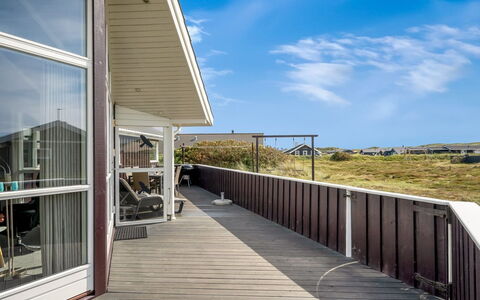 Thrugot - from the Sea: Arbusto, Urban Design, Groundcover, Brick, Appartamento, Estate, Muratura, Balcone, Landscaping