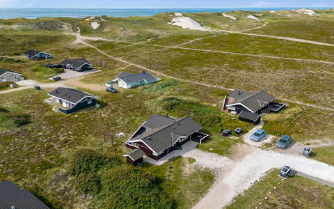 Thrugot - from the Sea: Arbusto, Urban Design, Groundcover, Brick, Appartamento, Estate, Muratura, Balcone, Landscaping