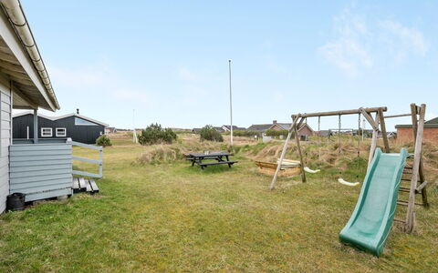 Trineke - from the Sea: Erba, Casa, Tetto, Casa, Villetta, Arbusto, Lotto, Area Rurale, Agriturismo, Groundcover