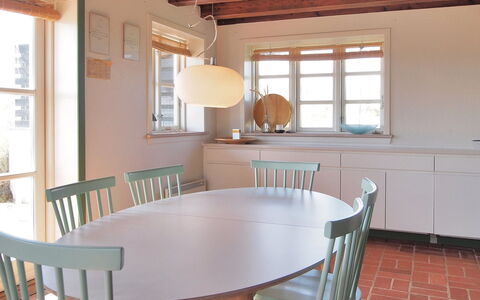Swanja - from the Sea: Mobilia, Interior Design, Pavimentazione, Legna, Tavolo, Pavimento, Sedia, Sala Da Pranzo, Cucina & Sala Da Pranzo Tavolo, Lampada
