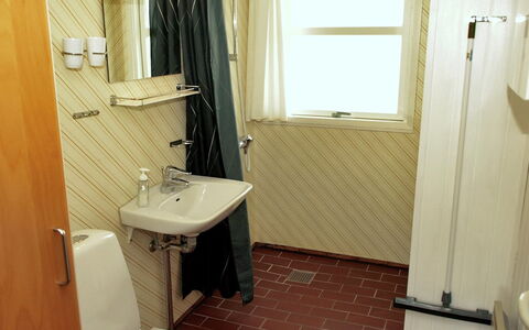 Holte - 700M to the Fjord: Lavandino Del Bagno, Bagno, Idraulico Fixture, Parete, Pavimentazione, Pavimento, Lavello, Legna, Interior Design, Rubinetto