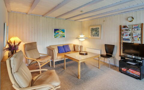 Holte - 700M to the Fjord: Legna, Interior Design, Mobilia, Soffitto, Pavimentazione, Pavimento, Camera, Soggiorno, Divano, Cornice