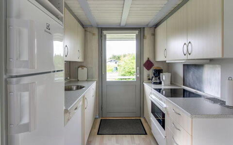 Holte - 700M to the Fjord: Pavimentazione, Pavimento, Interior Design, Cucina, Controsoffitto, Elettrodomestico Da Cucina, Apparecchio Major, Elettrodomestico, Cabinetry, Alluminio
