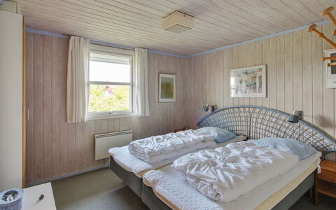 Holte - 700M to the Fjord: Camera Da Letto, Letto, Legna, Lenzuolo, Bedding, Soffitto, Interior Design, Telaio Del Letto, Mobilia, Pavimento