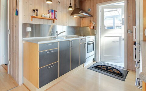 Maika - 800M to the Fjord: Cucina, Controsoffitto, Pavimentazione, Elettrodomestico Da Cucina, Legna, Apparecchio Major, Interior Design, Cabinetry, Pavimento, Mobilia