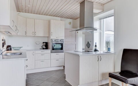 Matthias - 400M to the Fjord: Legna, Cucina, Soffitto, Pavimentazione, Cabinetry, Interior Design, Controsoffitto, Pavimento, Elettrodomestico Da Cucina, Mobilia