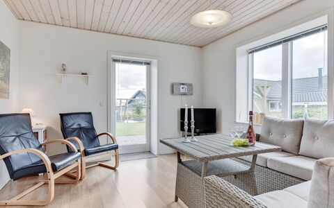 Matthias - 400M to the Fjord: Pavimentazione, Legna, Pavimento, Pavimento In Legno, Interior Design, Mobilia, Soffitto, Casa, Soggiorno, Sedia