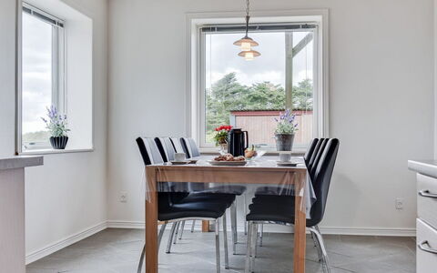 Matthias - 400M to the Fjord: Mobilia, Interior Design, Pavimentazione, Legna, Tavolo, Cucina & Sala Da Pranzo Tavolo, Soffitto, Sedia, Pavimento, Sala Da Pranzo