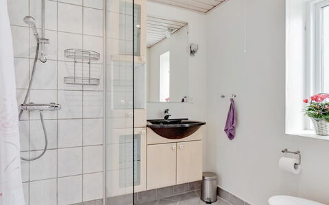Matthias - 400M to the Fjord: Bagno, Idraulico Fixture, Pavimentazione, Interior Design, Pavimento, Lavello, Lavandino Del Bagno, Gabinetto, Rubinetto, Idraulico