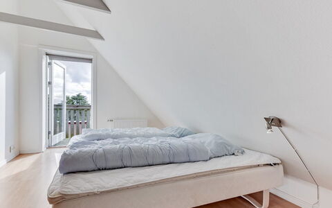 Matthias - 400M to the Fjord: Legna, Pavimentazione, Pavimento, Mobilia, Camera Da Letto, Interior Design, Letto, Pavimento In Legno, Bedding, Biancheria