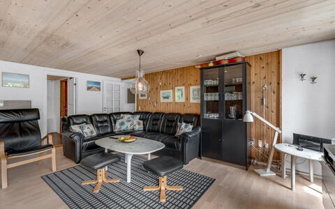Ludvig - from the Sea: Erba, Casa, Tetto, Casa, Villetta, Arbusto, Lotto, Area Rurale, Agriturismo, Groundcover
