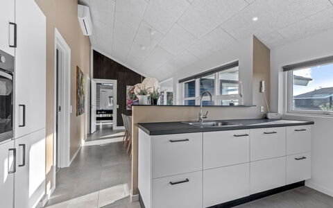 Niesina - from the Sea: Pavimentazione, Soffitto, Interior Design, Pavimento, Controsoffitto, Cucina, Lampada, Cabinetry, Camera