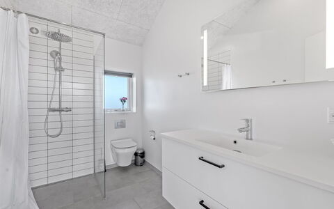 Niesina - from the Sea: Idraulico Fixture, Pavimentazione, Pavimento, Interior Design, Bagno, Idraulico, Soffitto, Piastrella, Rubinetto, Lavello