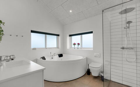 Niesina - from the Sea: Idraulico Fixture, Pavimentazione, Interior Design, Soffitto, Pavimento, Bagno, Lavello, Rubinetto, Idraulico, Vasca Da Bagno