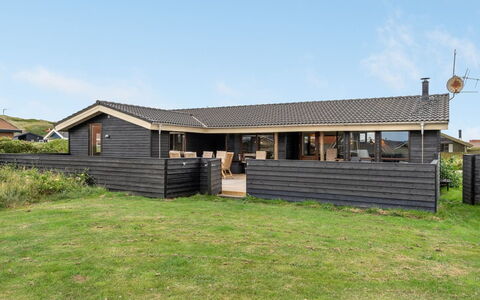 Leleks - 200M from the Sea: Arbusto, Urban Design, Groundcover, Brick, Appartamento, Estate, Muratura, Balcone, Landscaping