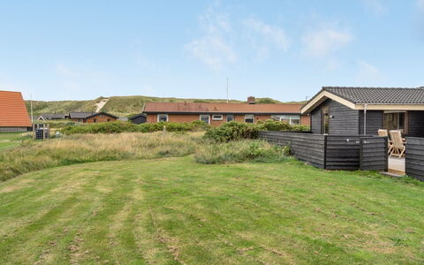 Leleks - 200M from the Sea: Arbusto, Urban Design, Groundcover, Brick, Appartamento, Estate, Muratura, Balcone, Landscaping