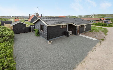 Leleks - 200M from the Sea: Arbusto, Urban Design, Groundcover, Brick, Appartamento, Estate, Muratura, Balcone, Landscaping