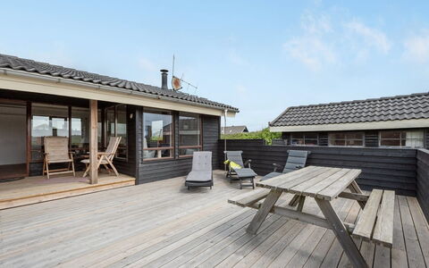 Leleks - 200M from the Sea: Arbusto, Urban Design, Groundcover, Brick, Appartamento, Estate, Muratura, Balcone, Landscaping