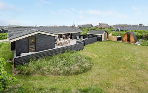 Leleks - 200M from the Sea: Arbusto, Urban Design, Groundcover, Brick, Appartamento, Estate, Muratura, Balcone, Landscaping