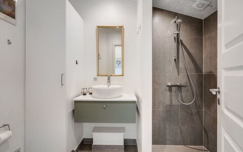 Temelko - 200M from the Sea: Bagno, Idraulico Fixture, Interior Design, Pavimentazione, Parete, Pavimento, Gabinetto, Lavandino Del Bagno, Lavello, Toilet Seat