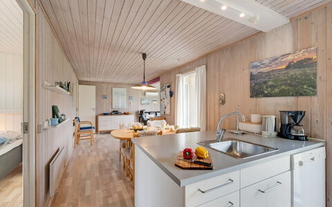 Steffen - 450M to the Fjord: Legna, Cucina, Interior Design, Pavimentazione, Controsoffitto, Soffitto, Mobilia, Pavimento, Casa, Camera