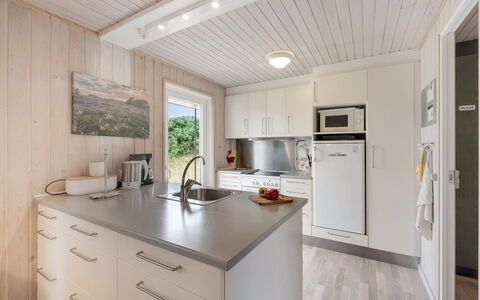 Steffen - 450M to the Fjord: Cucina, Controsoffitto, Legna, Pavimentazione, Interior Design, Elettrodomestico Da Cucina, Pavimento, Soffitto, Mobilia, Cabinetry