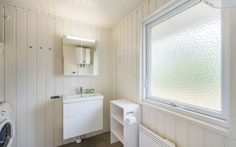 Steffen - 450M to the Fjord: Legna, Pavimentazione, Soffitto, Pavimento, Idraulico Fixture, Idraulico, Camera, Rubinetto, Bagno, Mobiletto Del Bagno
